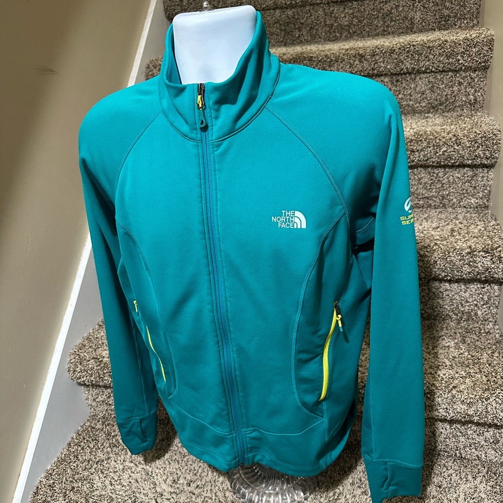 Stylish form fitted *The North Face* Summit Series women’s athletic sweatshirt